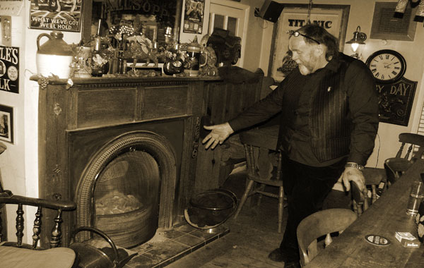 The Bowl Inn, Hastingleigh takes delivery of a new Arched Fireguard